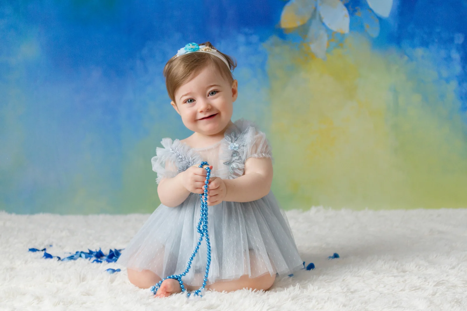 Il sorriso di una bambina nel suo abito azzurro