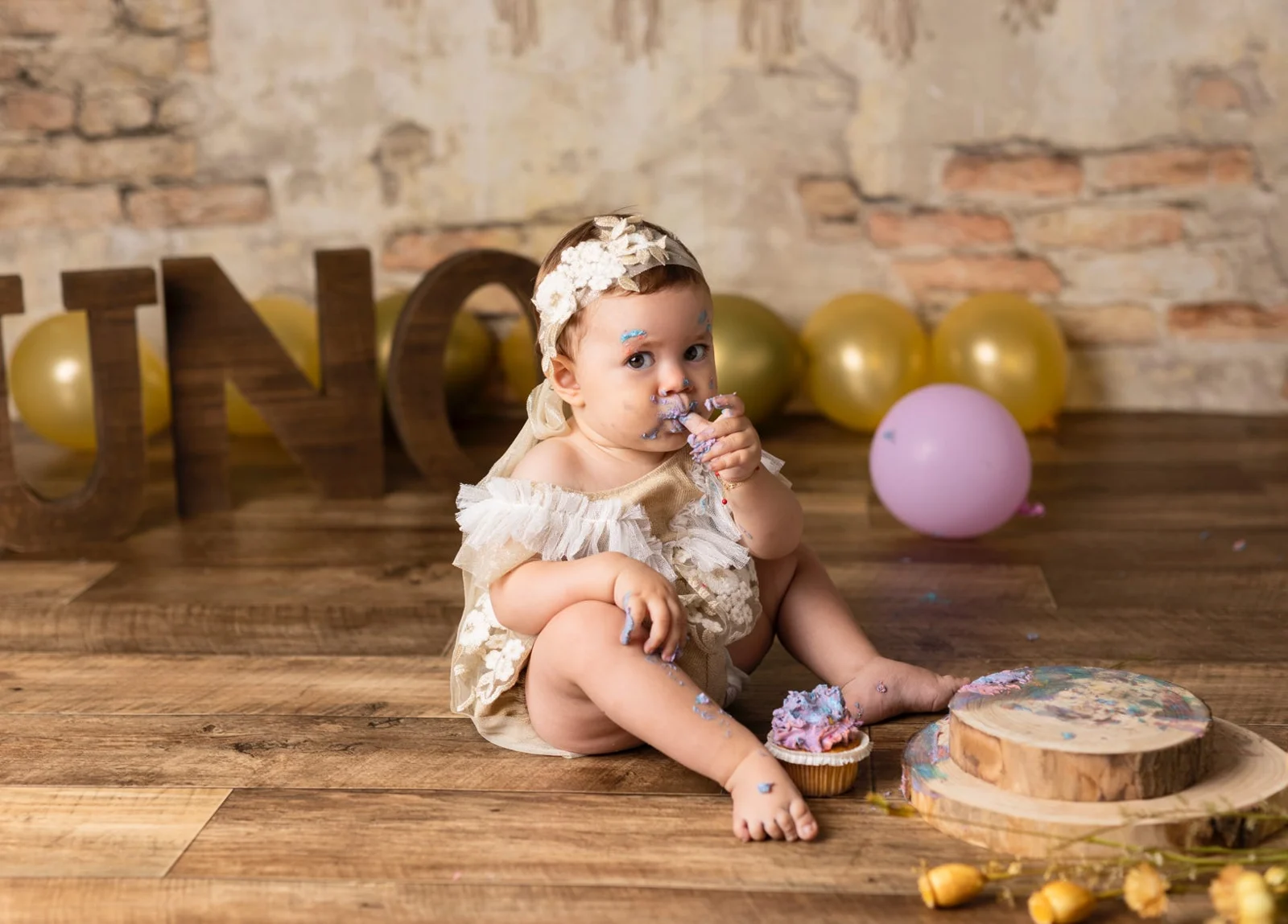 Una bambina esplora il suo piccolo allestimento di compleanno