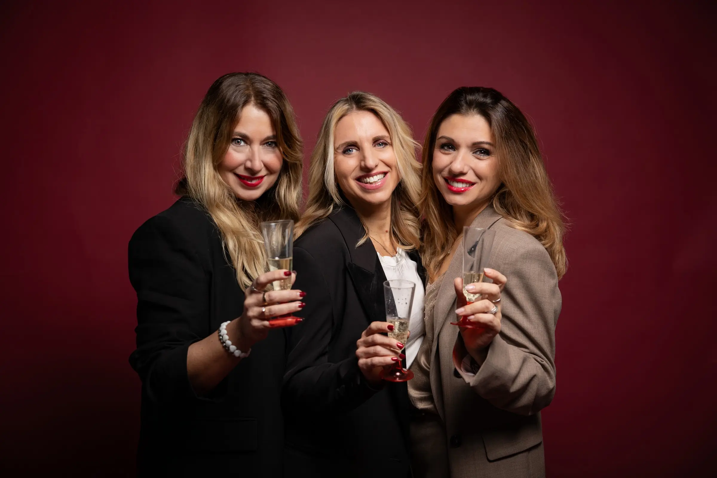 Tre amiche festeggiano insieme in studio