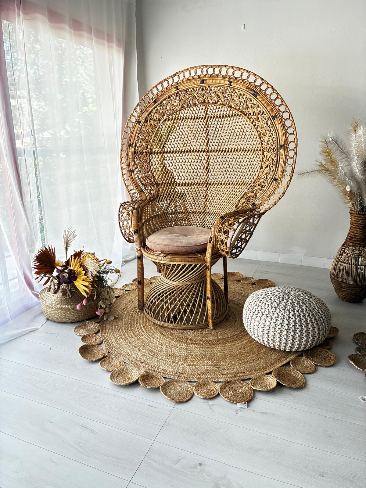 Sedia boho intrecciata con styling neutro per set fotografico