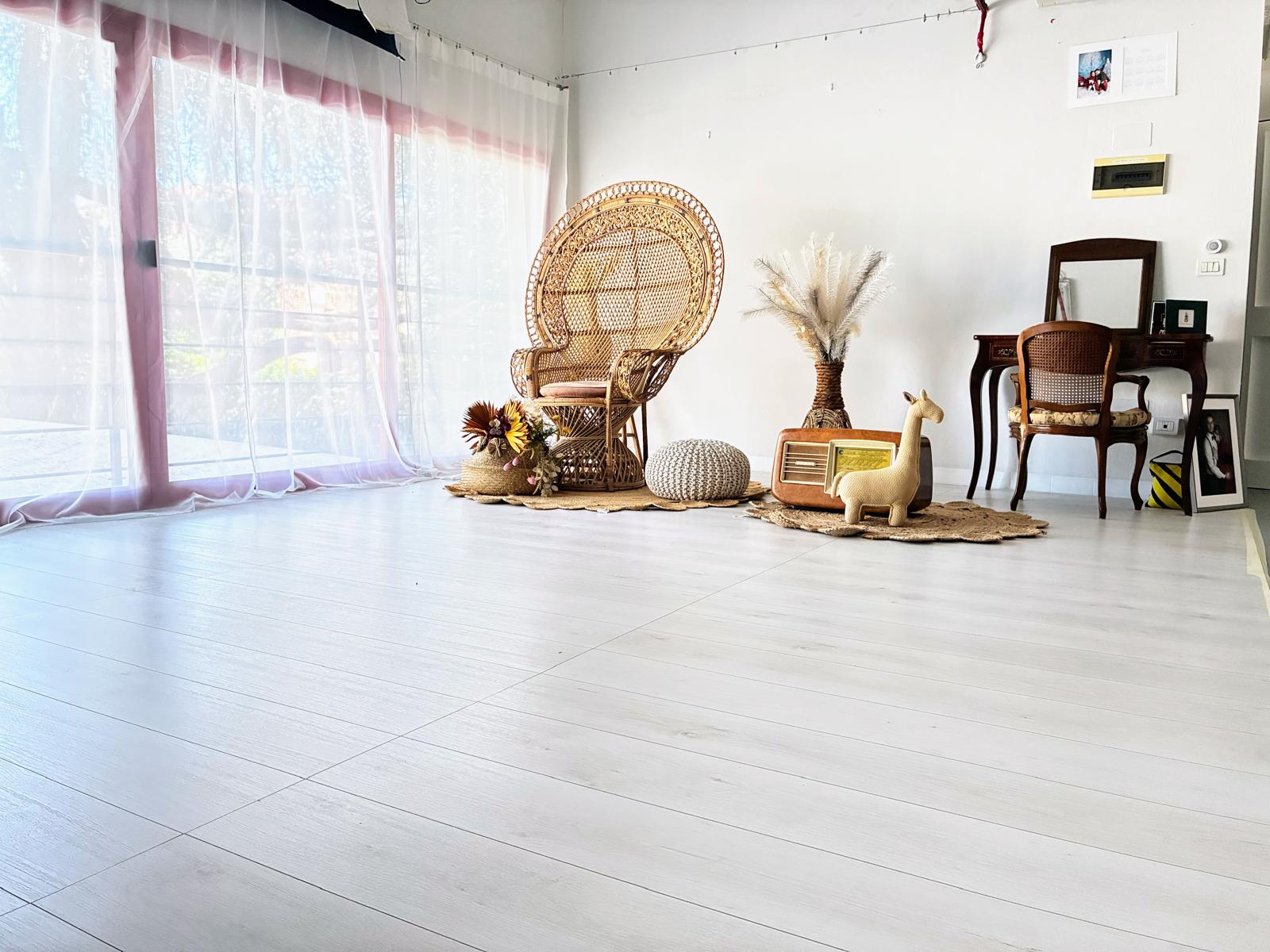 Set boho completo con oggetti scenografici e ampia superficie