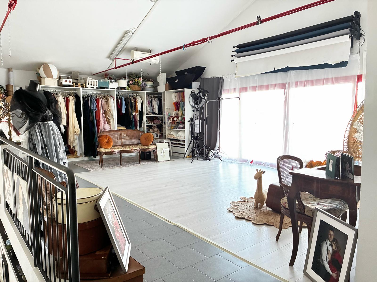 Vista ampia dello studio con guardaroba, props e area shooting