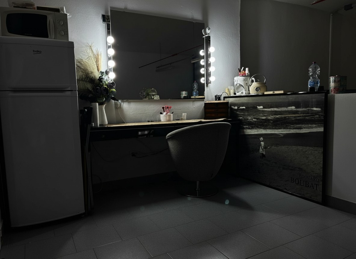 Postazione make-up con specchio illuminato e area styling