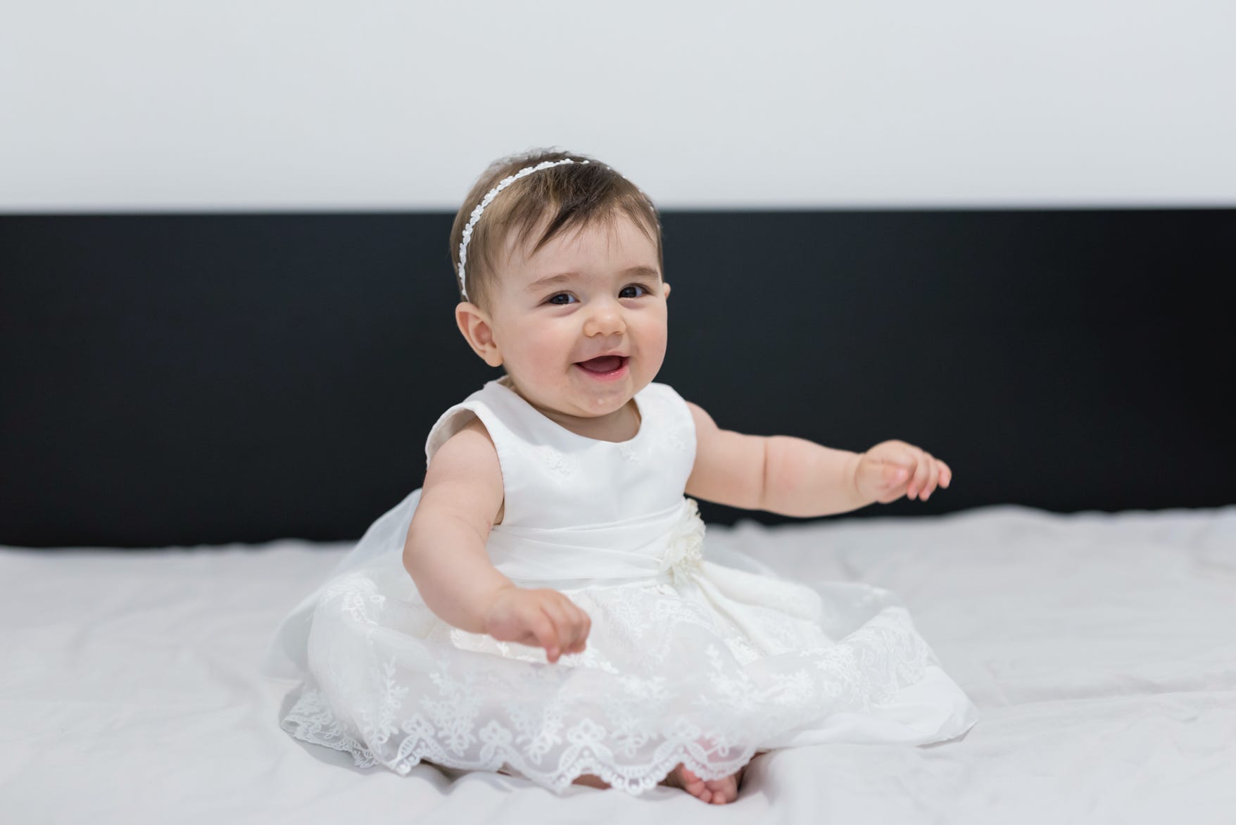 Bambina sorridente nel giorno del battesimo