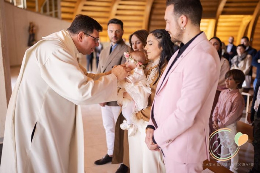 Dettaglio di una famiglia durante il battesimo