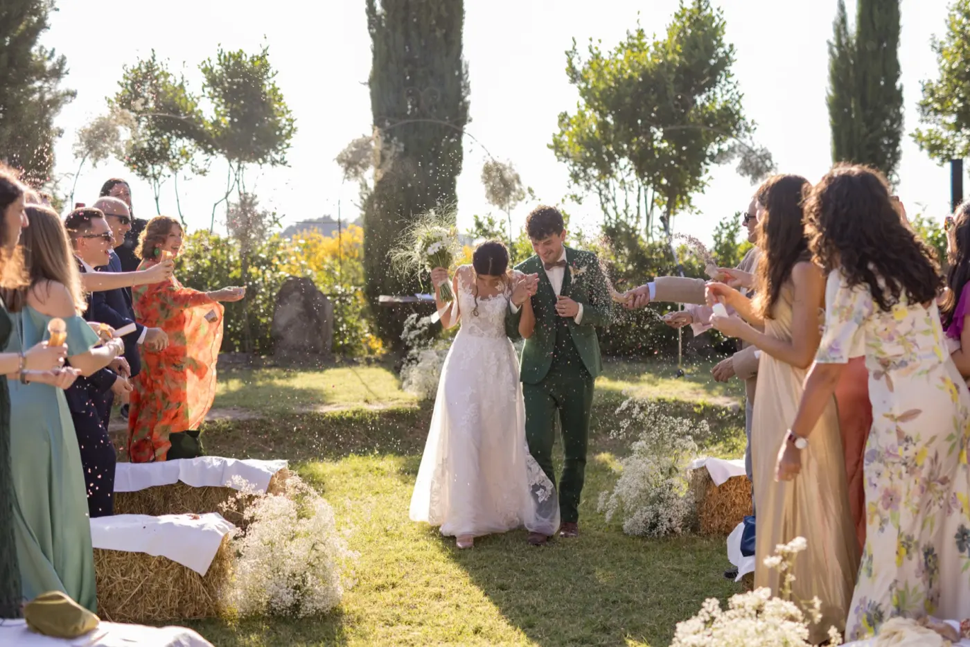 Uscita degli sposi tra gli invitati dopo il rito
