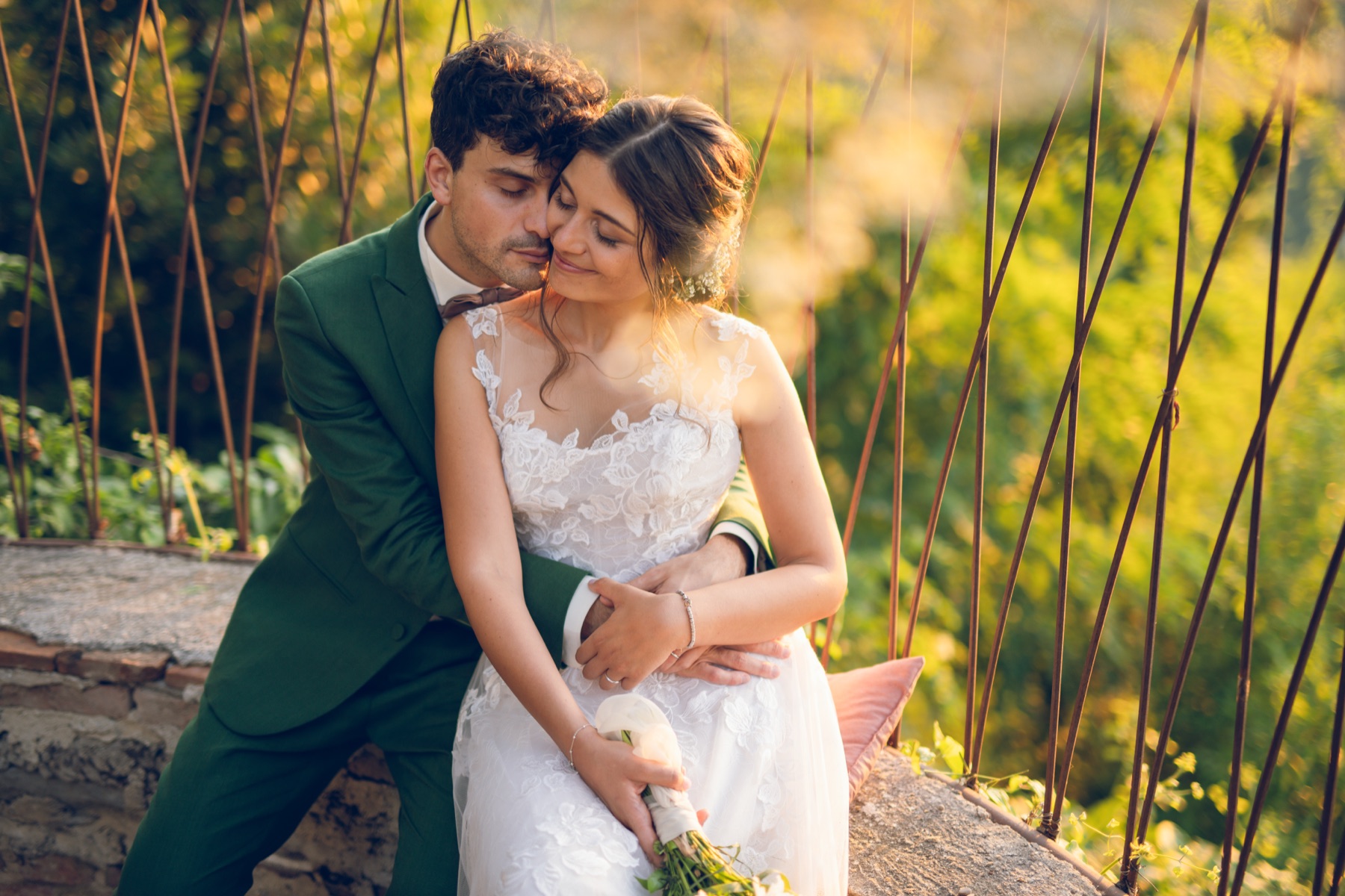 Chiara e Cesare in un momento intimo al tramonto