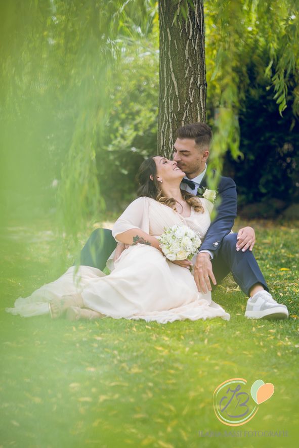 Ritratto di coppia di Zorha e Nicholas nel verde