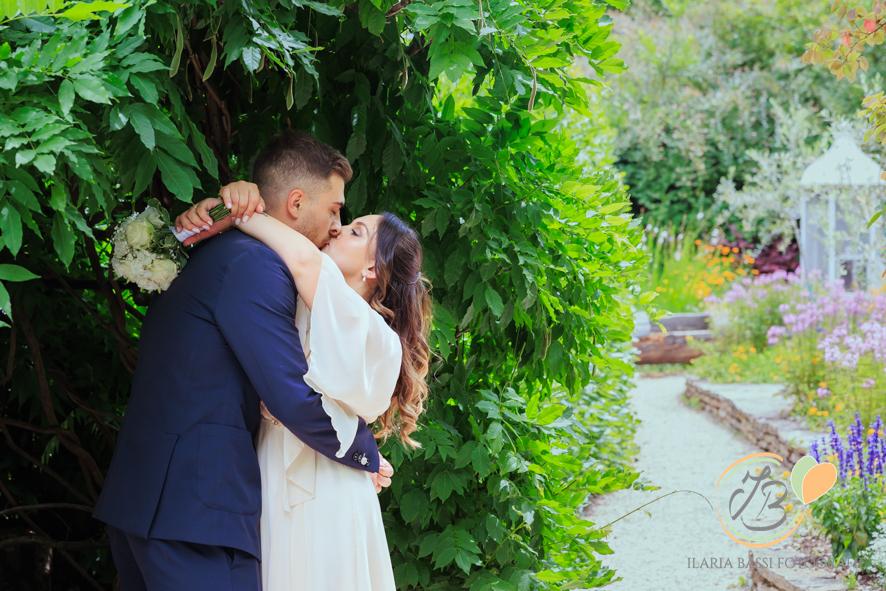 Zorha e Nicholas durante i ritratti nel giardino