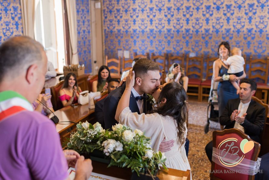 Zorha e Nicholas sotto il lancio del riso
