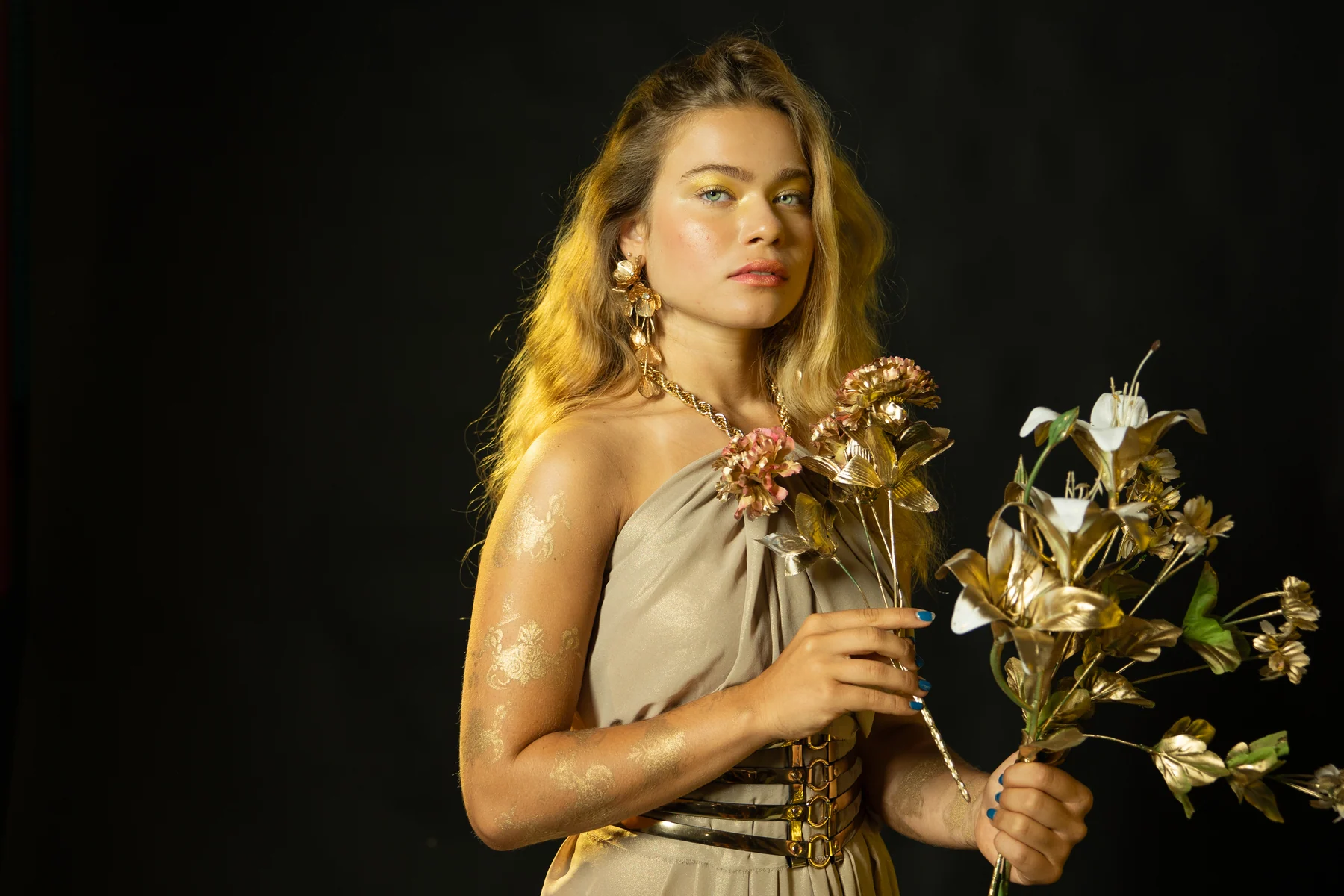 Ritratto dorato con fiori metallici