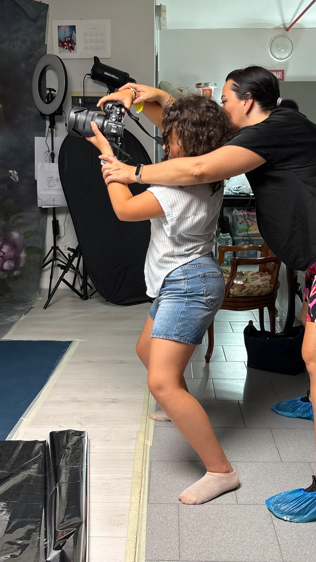 Una partecipante fotografa durante lo shooting
